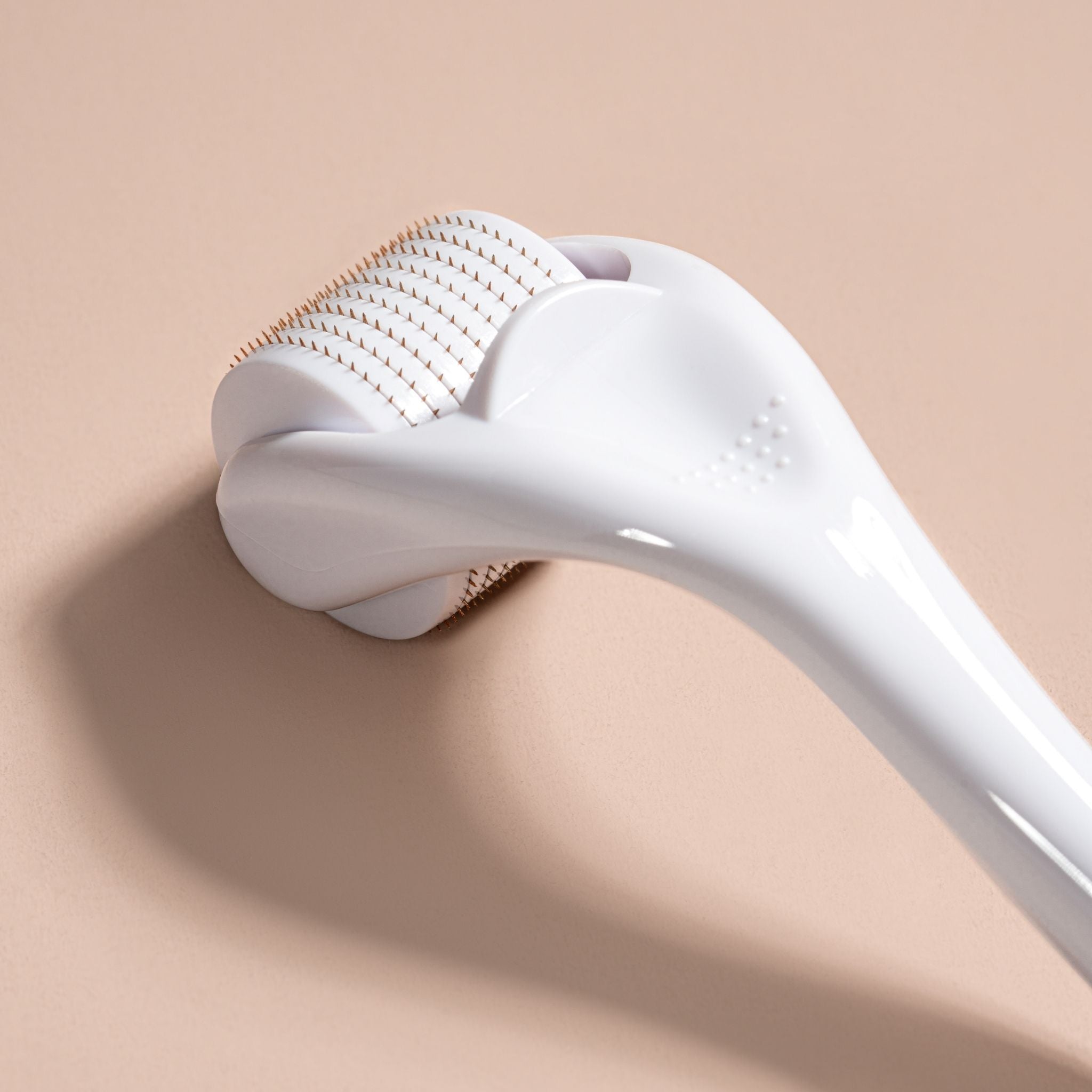 Professional dermaroller with 540 titanium needles, designed for microneedling to treat acne scars, wrinkles, and stretch marks, boosting collagen production and enhancing skin texture for professional-grade results